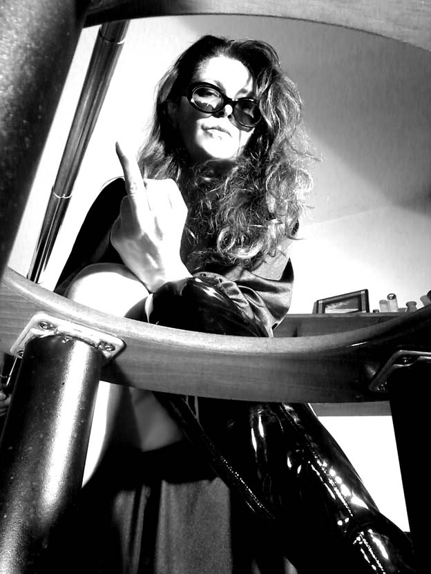 MISTRESS ISABELLA 3336942600