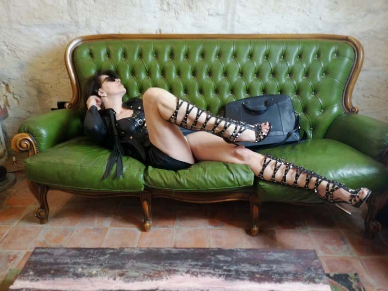 Mistress Isabella Padrona www.padronaisabella.org FETISH